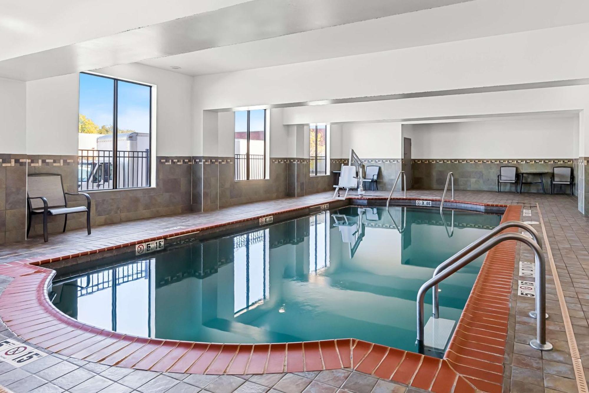Best Western St. Louis Airport North Hotel & Suites Hazelwood Exterior photo